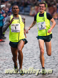 Tesfaye Homiyu und Arne Gabius lieferten sich auf der letzten Runde ien großartiges Duell.