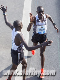Emmanuel Mutai begrueßt von Dennis Kimetto