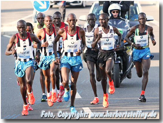 Die Kenianer um Dennis Kimetto und Emmanuel Mutai machen schon beim Kilometer 7 in Berlin mächtig Dampf